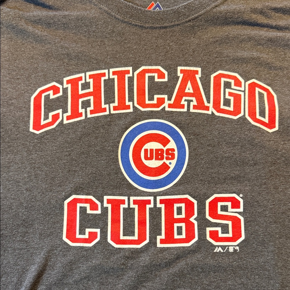 Majestic Gray CHICAGO CUBS Gray T-Shirt with Logo on front